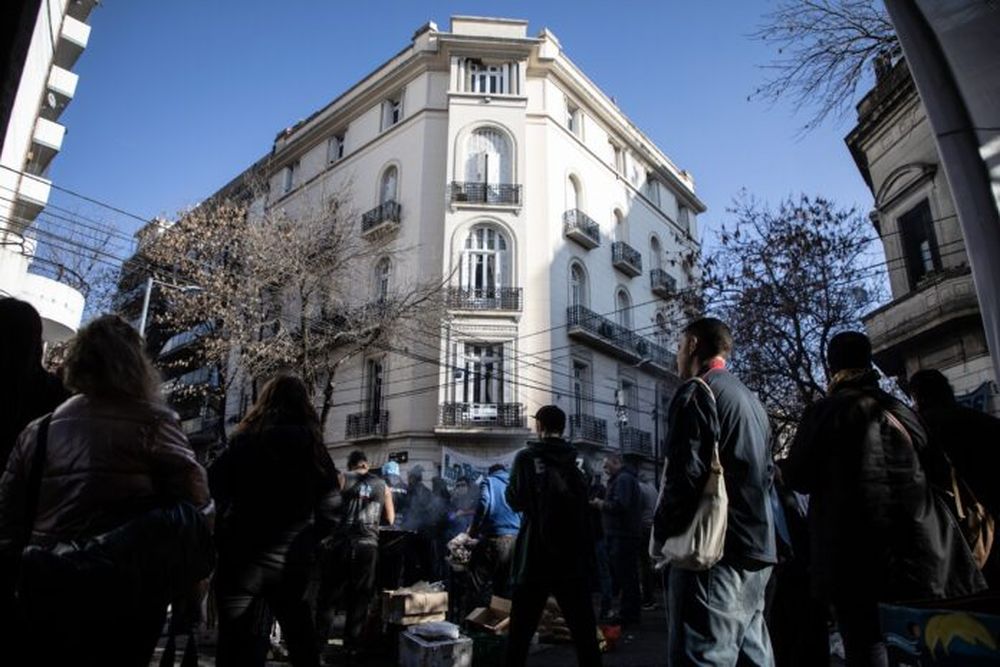 Simpatizantes de la expresidenta, Cristina Fernández, frente a su casa. (Xinhua/Martín Zabala)