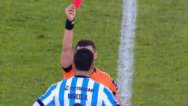 Marcos Rojo perjudicó otra vez al Racing de Costas con una expulsión insólita.