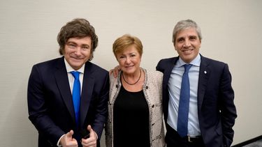 El presidente Javier Milei y el ministro Luis Caputo junto a Kristalina Georgieva﻿, titular del Fondo Monetario Internacional.