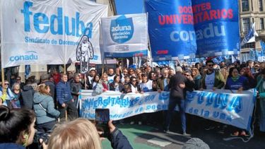 Los docentes universitarios mantienen vigente su reclamo salarial y presupuestario.