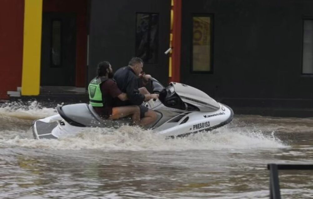 Lucas Bruna y Nicolás Álvarez rescataron a más de 40 personas en Bahía Blanca. (Instagram @tablasdelabuelo)