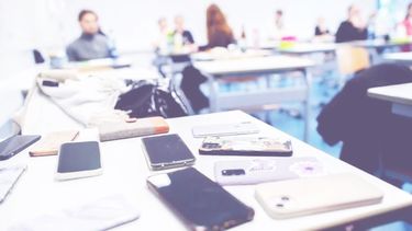 La restricción del uso de celulares y pantallas en las aulas, en debate. 