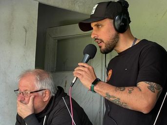 Julián Vázquez, de Radio Olavarría, quien sufrió una lesión auditiva luego de que una bomba de estruendo explotara a centímetros de donde se encontraba.