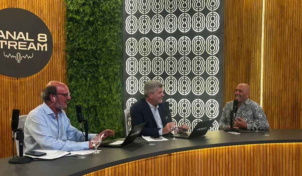 Fernando Aguerre (der.), de Mar del Plata, presidente de la federaci&oacute;n internacional de surf.