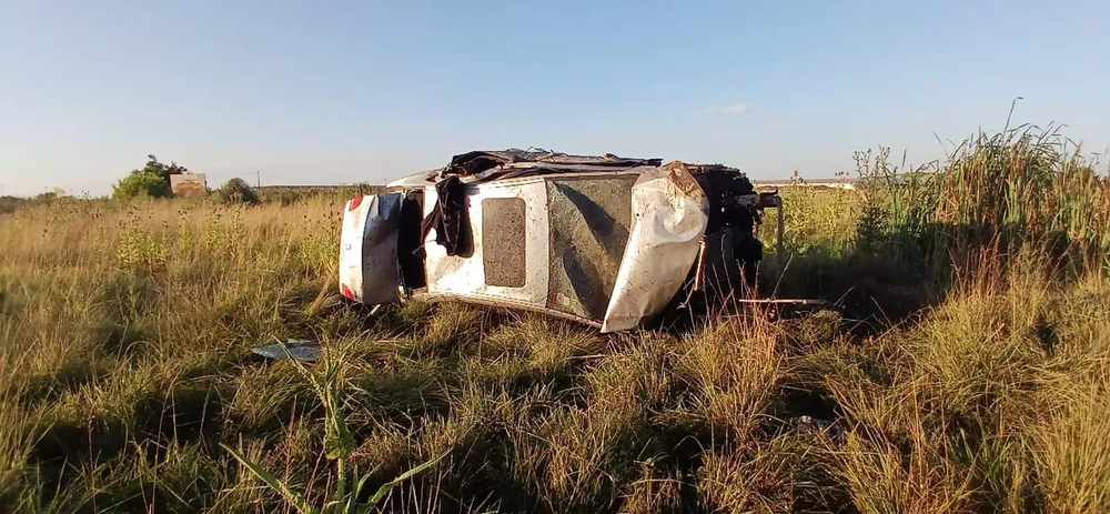 El vehículo del fatal accidente, volcado a la vera de la Ruta 36.
