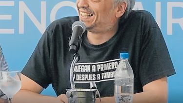 Máximo Kirchner con la remera en cuestión : Juegan a primero yo y después a también yo.