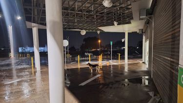 La tormenta hizo volar parte del cielorraso del súper Chango Más en Junín.