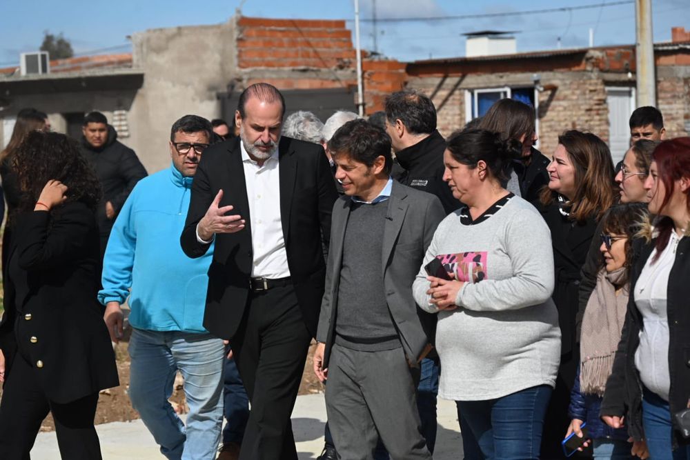 El gobernador Axel Kicillof, junto al intendente de Bahía Blanca Federico Susbielles.&nbsp;