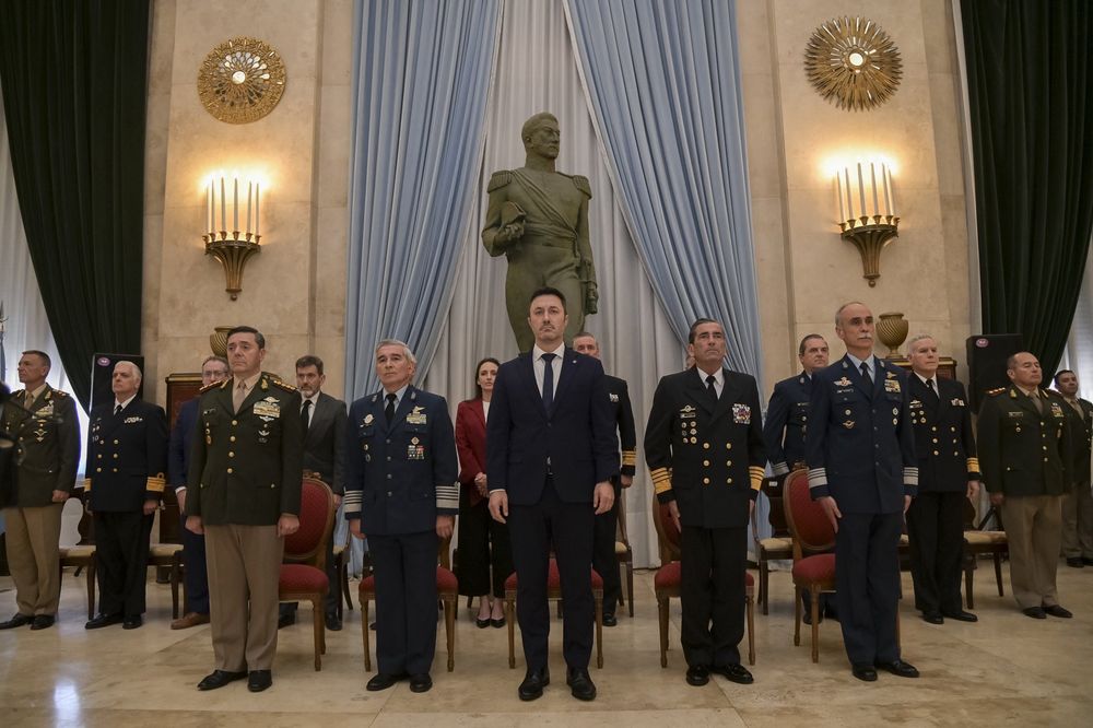 El ministro Luis Petri con los militares ascendidos de manera retroactiva.