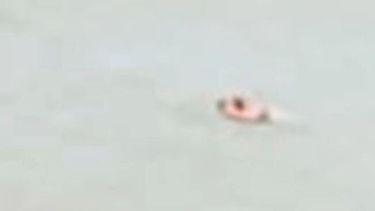 La imagen del presunto kayak captado por un piloto particular de Santa Teresita. (Instagram/@busquedakayakpinamar)