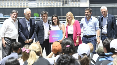 Axel Kicillof entregó computadoras a estudiantes de la región capital.