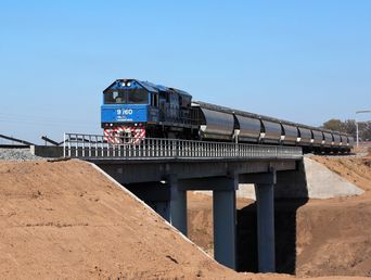 Un tren de carga sobre un puente.&nbsp;