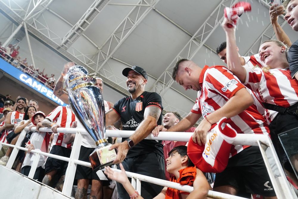 Estudiantes campeón. Juan Sebastián Verón levantó la copa en la platea del estadio Madre de Ciudades, de Santiago del Estero