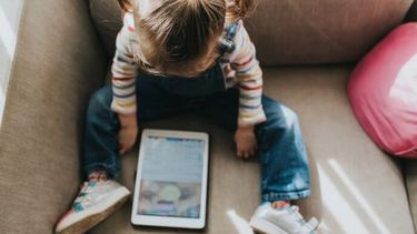 La exposición precoz y prolongada a las pantallas produce cambios graves en el desarrollo cerebral.