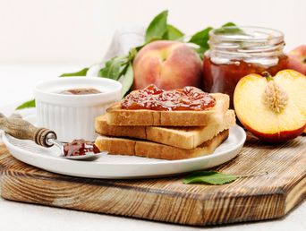 Un desayuno con pan casero y mermeladas de durazno y frutilla. ¿Qué más? Un desayuno con pan casero y mermeladas de durazno y frutilla. ¿Qué más?