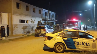 La Policía y los Bomberos en el geriátrico incendiado.