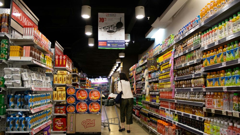 Una persona en un supermercado mayorista.&nbsp;