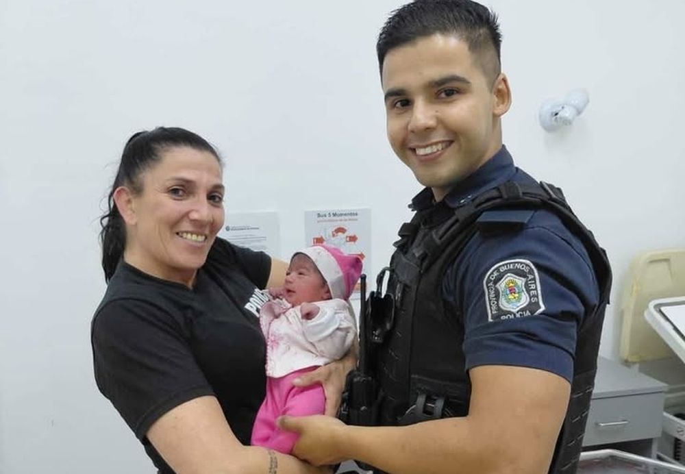 La beba y los dos policías, protagonistas de una historia de amor en Pinamar.