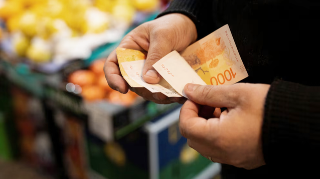 Crece la población que se asume clase baja y que cree que el salario pierde con la inflación