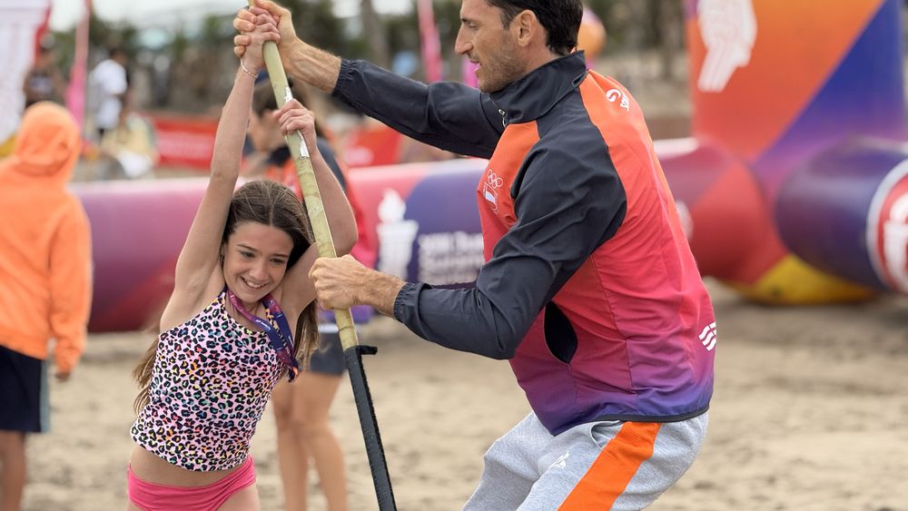 El atleta olímpico Germán Chiaraviglio y el salto con garrocha en Pinamar.