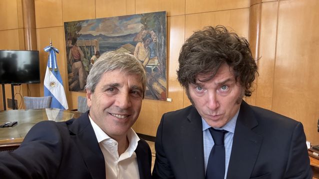 El presidente, Javier Milei, y el ministro de Economía, Luis Caputo.&nbsp;