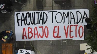 Estudiantes universitarios iniciaron tomas en facultades de todo el país en defensa de la Ley de Financiamiento que vetó Javier Milei y que este miércoles el Congreso decidirá si rechaza o convalida.