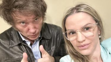 Carolina Piparo junto a Javier Milei.