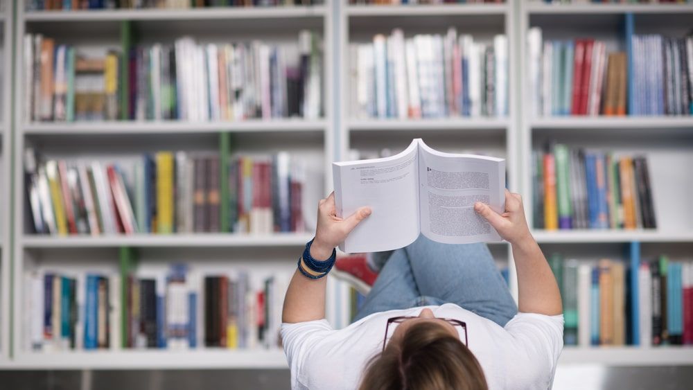 En una época dominada por la velocidad, las pantallas y el consumo permanente de información, la lectura se convierte en un refugio.