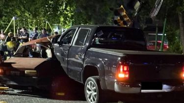 La camioneta Amarok embistió al Renault 12 en José C. Paz.