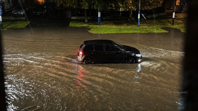 El temporal inundó calles en gran parte del territorio bonaerense; en la foto, un auto arrastrado por el agua en Mar del Plata.