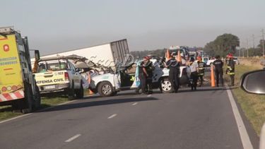 La colisión se produjo entre una camioneta Chevrolet Spin, que venía desde Mar del Plata, y un camión con caja térmica que se dirigía hacia esa localidad (Foto Ecos Diarios)
