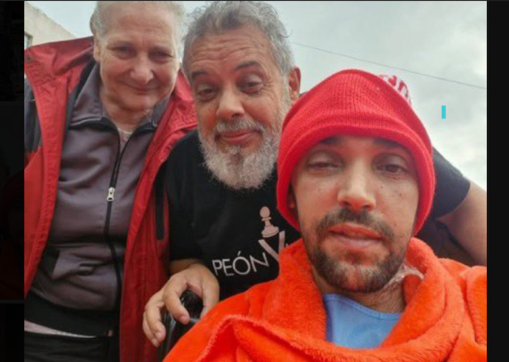 El fotógrafo Pablo Grillo, agredido por Gendarmería mientras sacaba fotos, con sus padres.