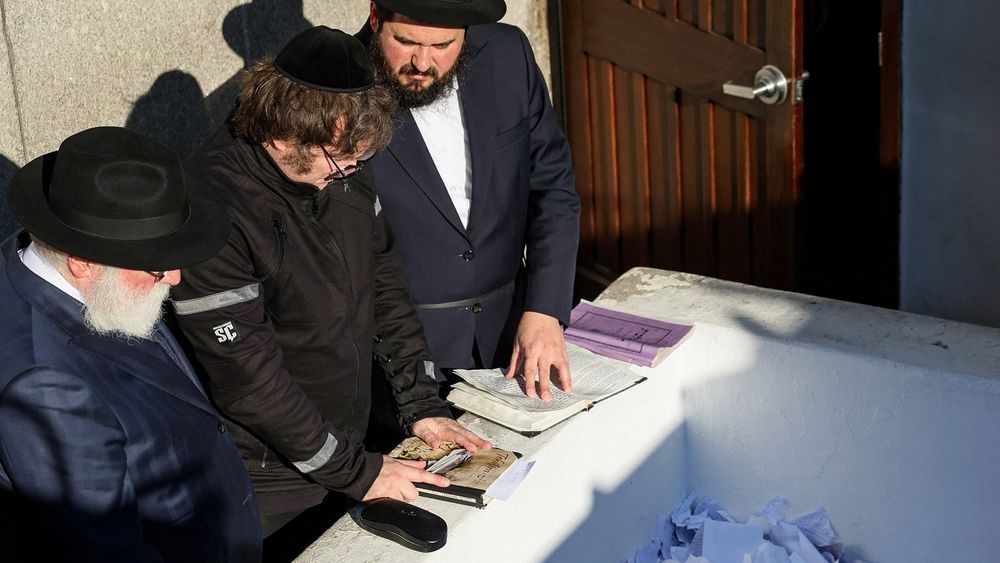El presidente Milei en la tumba del Rebe de Lubavitch.