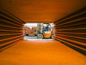 Un trabajador conduce un montacargas. (Xinhua) Un trabajador conduce un montacargas. (Xinhua)