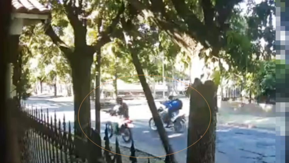Imagen del momento en el que aparecen los motochorros y comienzan a perseguir al médico para robarle la moto. (Captura de video)