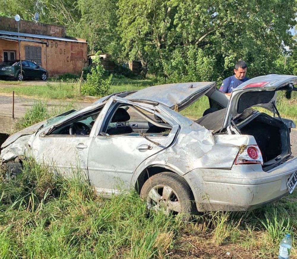 El Volkswagen Bora tras el trágico vuelco. (La Mañana)