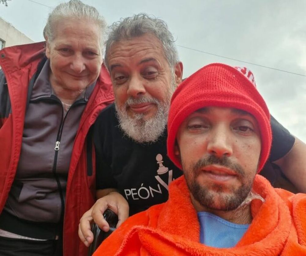 Pablo Grillo con sus padres en el Hospital Ramos Mejía. (Instagram)