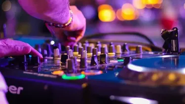 El Gobierno eliminó el pago a Sadaic por pasar música en fiestas privadas.