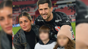 El futbolista Rodrigo Rey junto a su familia.