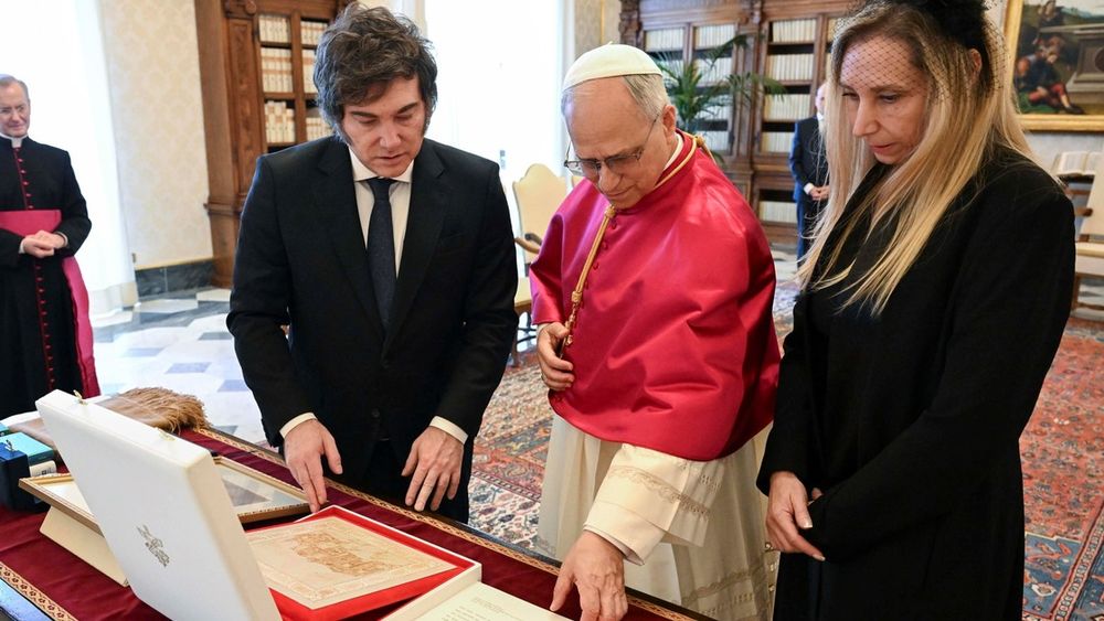 El presidente Javier Milei, junto a su hermana Karina, Secretaria General de la Presidencia, con el papa León XIV.&nbsp;