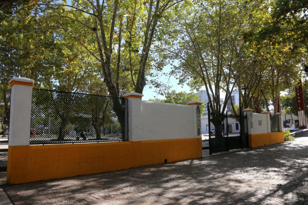 El histórico portón del Regimiento 7 en la plaza Islas Malvinas de La Plata.