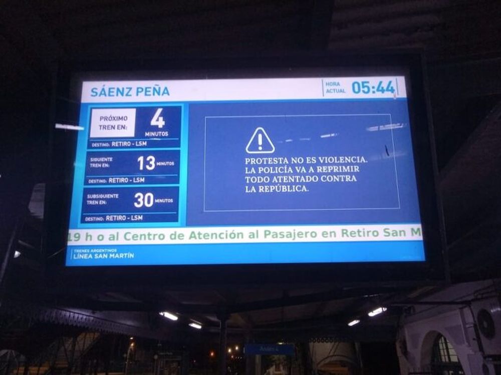 “La Policía va a reprimir todo atentado contra la República”, la frase en todas las estaciones. (X @AlertasTransito)
