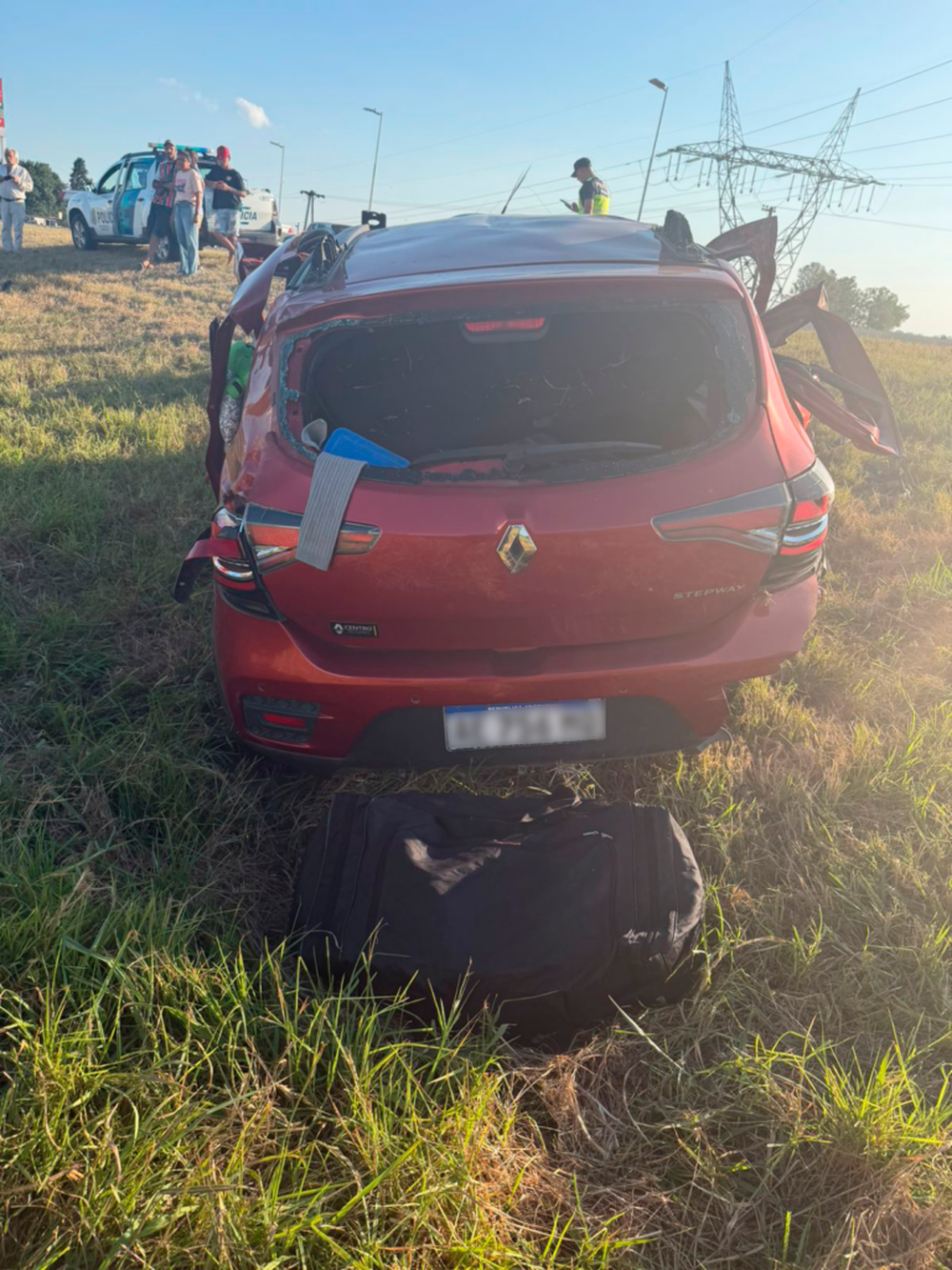 El vehículo siniestrado sobre la ruta 9, en Ramallo.