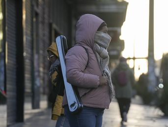 Una persona muy abrigada ante la ola de frío. (Agencia Xinhua) Una persona muy abrigada ante la ola de frío. (Agencia Xinhua)
