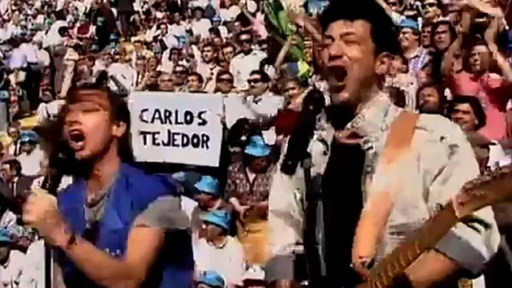 Gianna Nannini, Edoardo Bennato y la bandera de Carlos Tejedor de fondo.