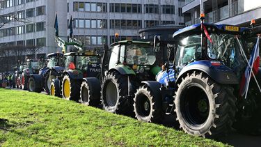 Tractores bloquean una calle durante una protesta cerca del Edificio Europa, en Bruselas. (Agencia Xinhua)
