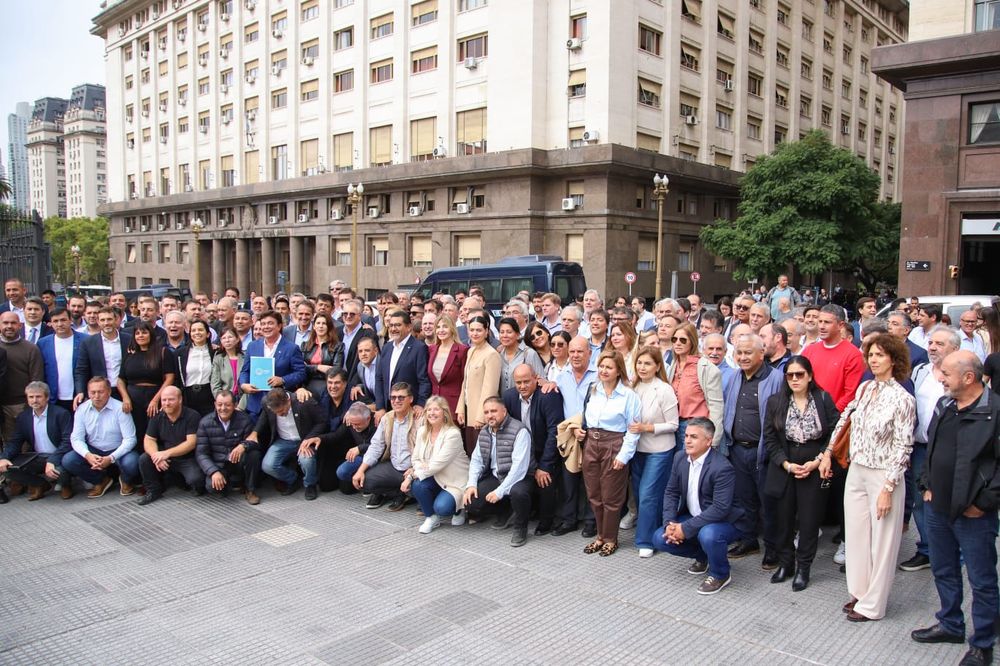 Los intendentes frente al Ministerio de Economía.&nbsp;
