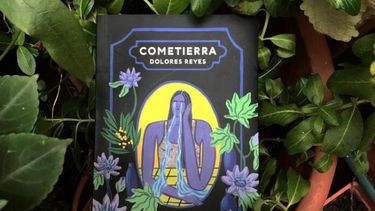 El libro Cometierra, de Dolores Reyes.