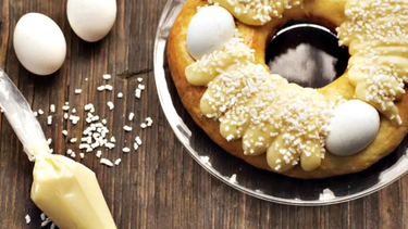Los huevos que lleva la rosca de Pascua sobre la crema pastelera simbolizan la vida nueva y la resurrección.