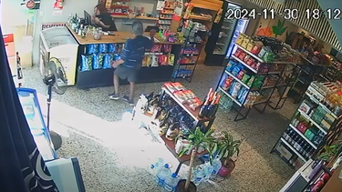 El momento en el que el ladrón le arrojó una piedra a la empleada del comercio (Imagen de Video)